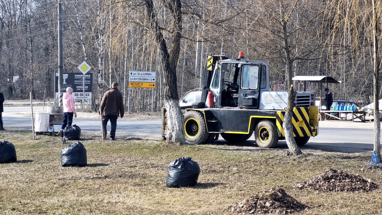 Работа без выходных. Не отставали от горожан сегодня и бригады муниципального дорожного управления Работа без выходных. Не отставали от горожан сегодня и бригады муниципального дорожного управления