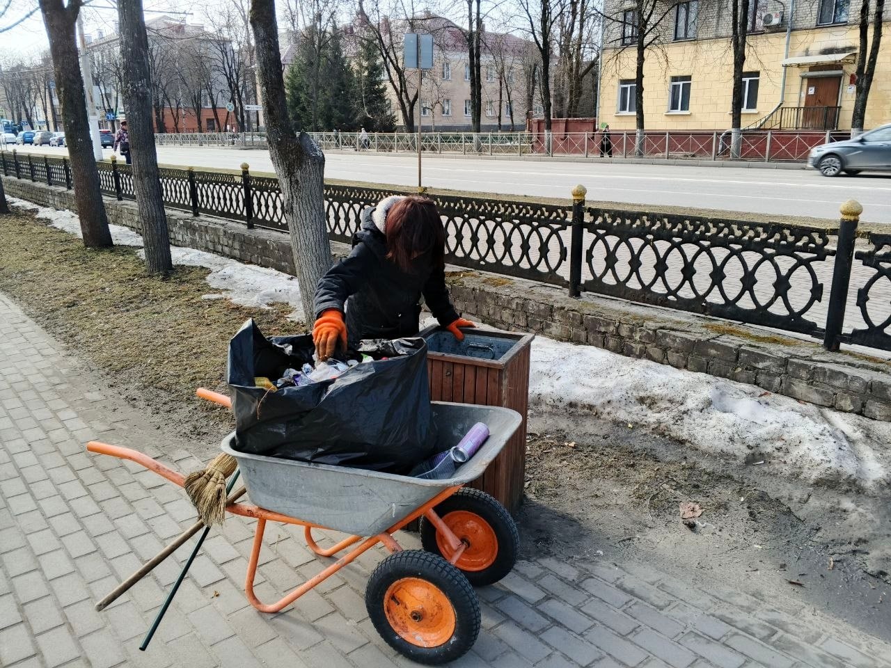 Работа без выходных. Не отставали от горожан сегодня и бригады муниципального дорожного управления Работа без выходных. Не отставали от горожан сегодня и бригады муниципального дорожного управления