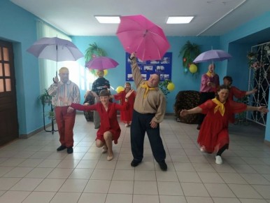 День "Солнечных людей".. " Солнечные люди" - всегда открытые, улыбчивые, ласковые, приветливые, излучающие добро. И в нашем доме социального обслуживания проживают такие ребята