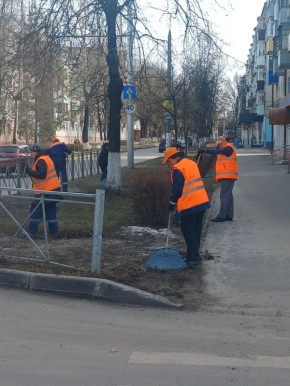 Работа без выходных. Не отставали от горожан сегодня и бригады муниципального дорожного управления