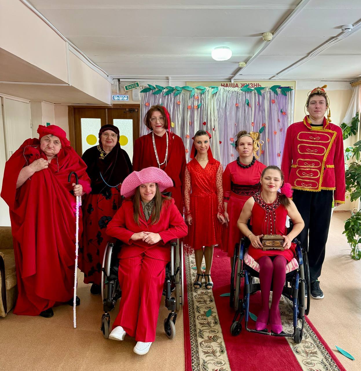 «Мы любим красное носить». Сегодня мы отмечаем День Счастья! И Дарковичский дом социального обслуживания решил сделать его незабываемым для всех