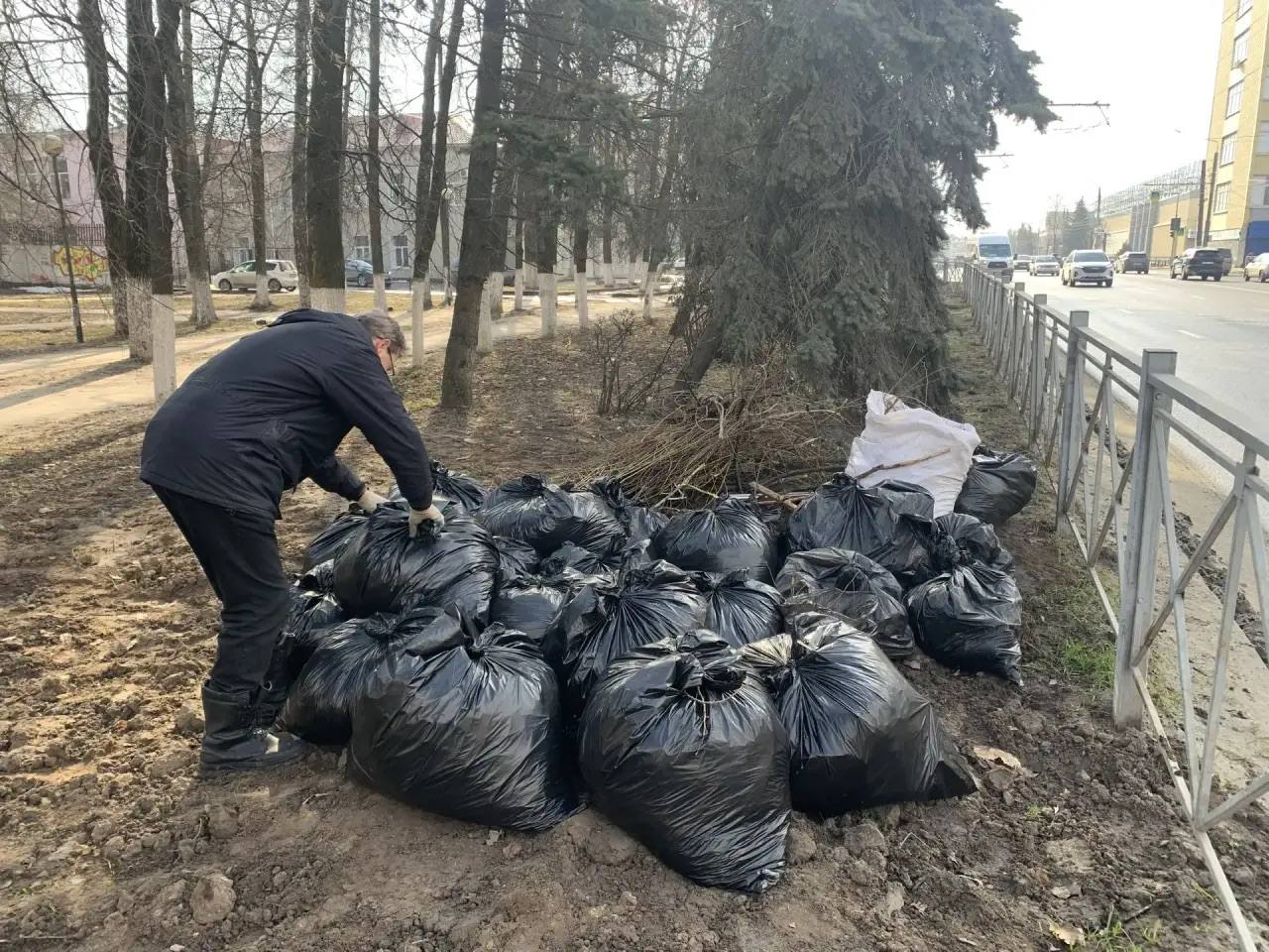 Сегодня в Брянске проходит общегородской субботник Сегодня в Брянске проходит общегородской субботник