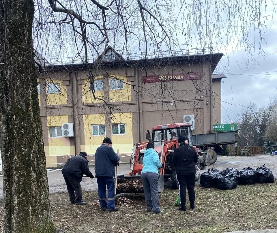 Работа без выходных. Не отставали от горожан сегодня и бригады муниципального дорожного управления Работа без выходных. Не отставали от горожан сегодня и бригады муниципального дорожного управления