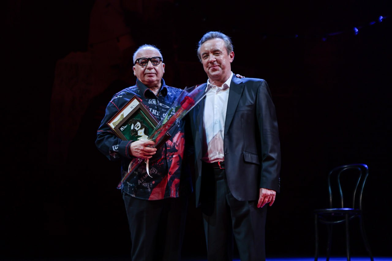 Поздним вечером 27 марта на сцене Брянского театра драмы им.А.К.Толстого состоялась театрализованная церемония награждения победителей областного конкурса театрального искусства «Успех» Поздним вечером 27 марта на сцене Брянского театра драмы им.А.К.Толстого состоялась театрализованная церемония награждения победителей областного конкурса театрального искусства «Успех»