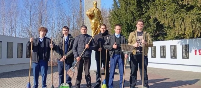 Первые Выгоничской школы привели в порядок территорию памятника погибшим односельчанам в годы Великой Отечественной войны в п.Выгоничи