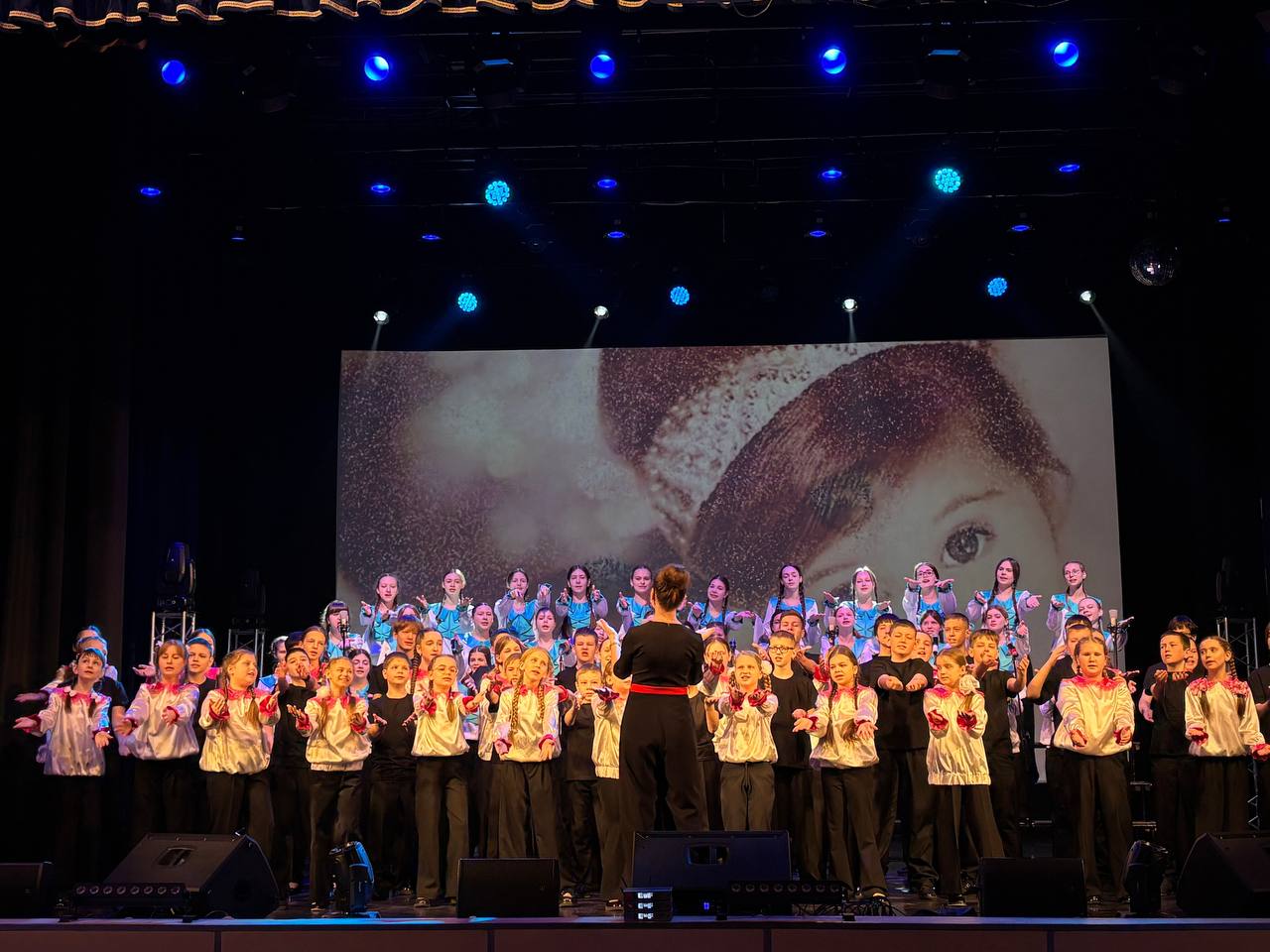 В рамках Года единства народов России и Всероссийской просветительной акции «Россия - семья семей» на сцене концертного зала городского Дворца культуры им. Д. Н. Медведева состоялся концерт учащихся Городской детской хоровой... В рамках Года единства народов России и Всероссийской просветительной акции «Россия - семья семей» на сцене концертного зала городского Дворца культуры им. Д. Н. Медведева состоялся концерт учащихся Городской детской хоровой...