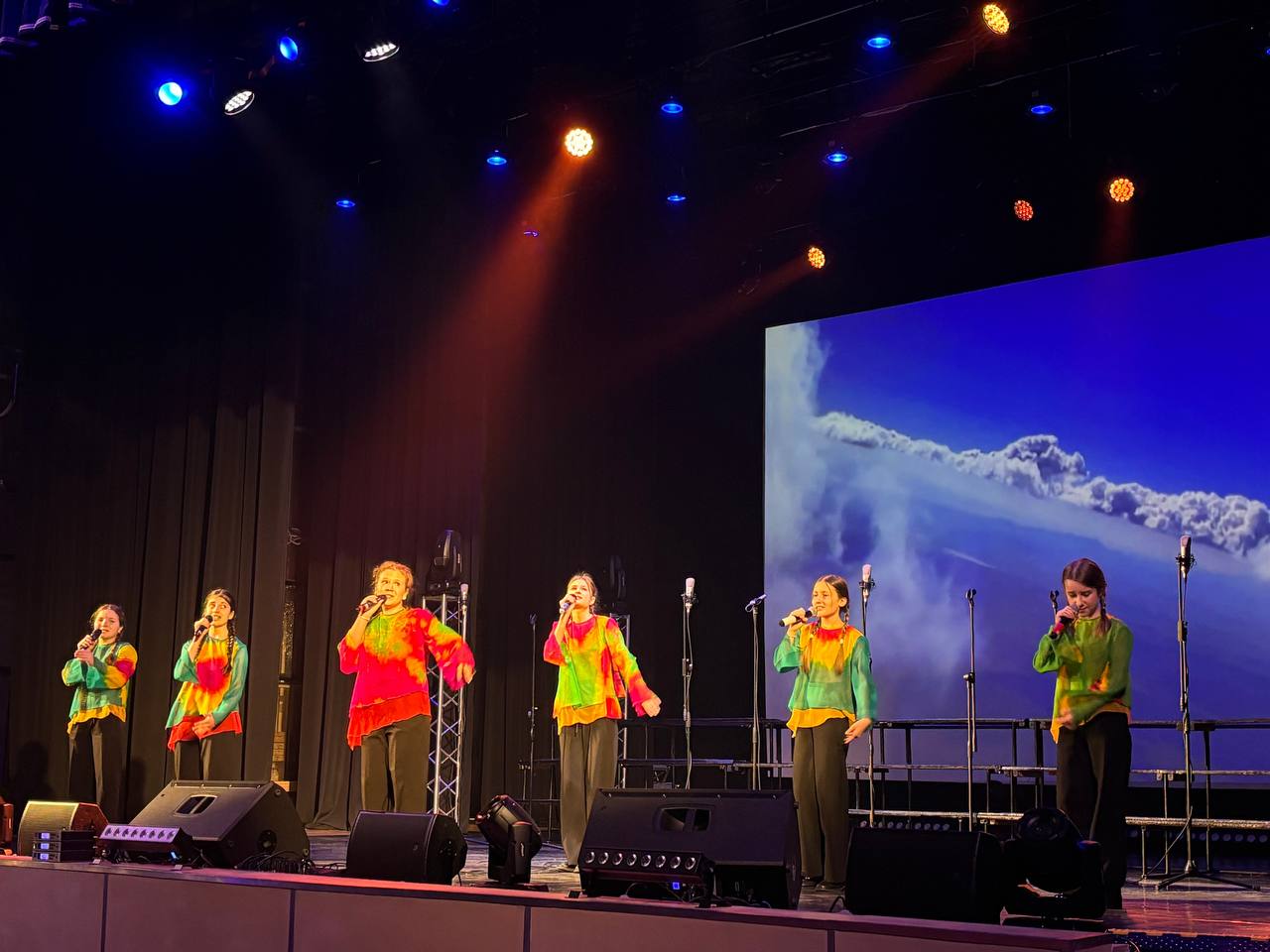 В рамках Года единства народов России и Всероссийской просветительной акции «Россия - семья семей» на сцене концертного зала городского Дворца культуры им. Д. Н. Медведева состоялся концерт учащихся Городской детской хоровой... В рамках Года единства народов России и Всероссийской просветительной акции «Россия - семья семей» на сцене концертного зала городского Дворца культуры им. Д. Н. Медведева состоялся концерт учащихся Городской детской хоровой...