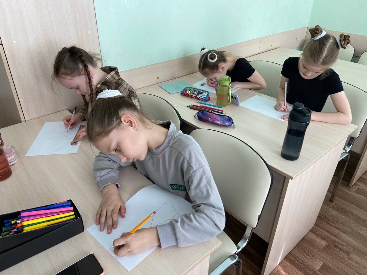 30 марта 2026 года в 3 «а» классе Детской хореографической школы города Брянска под руководством Ольги Игоревны Хачатуровой состоялся тематический классный час, посвященный Дню единения народов Беларуси и России 30 марта 2026 года в 3 «а» классе Детской хореографической школы города Брянска под руководством Ольги Игоревны Хачатуровой состоялся тематический классный час, посвященный Дню единения народов Беларуси и России