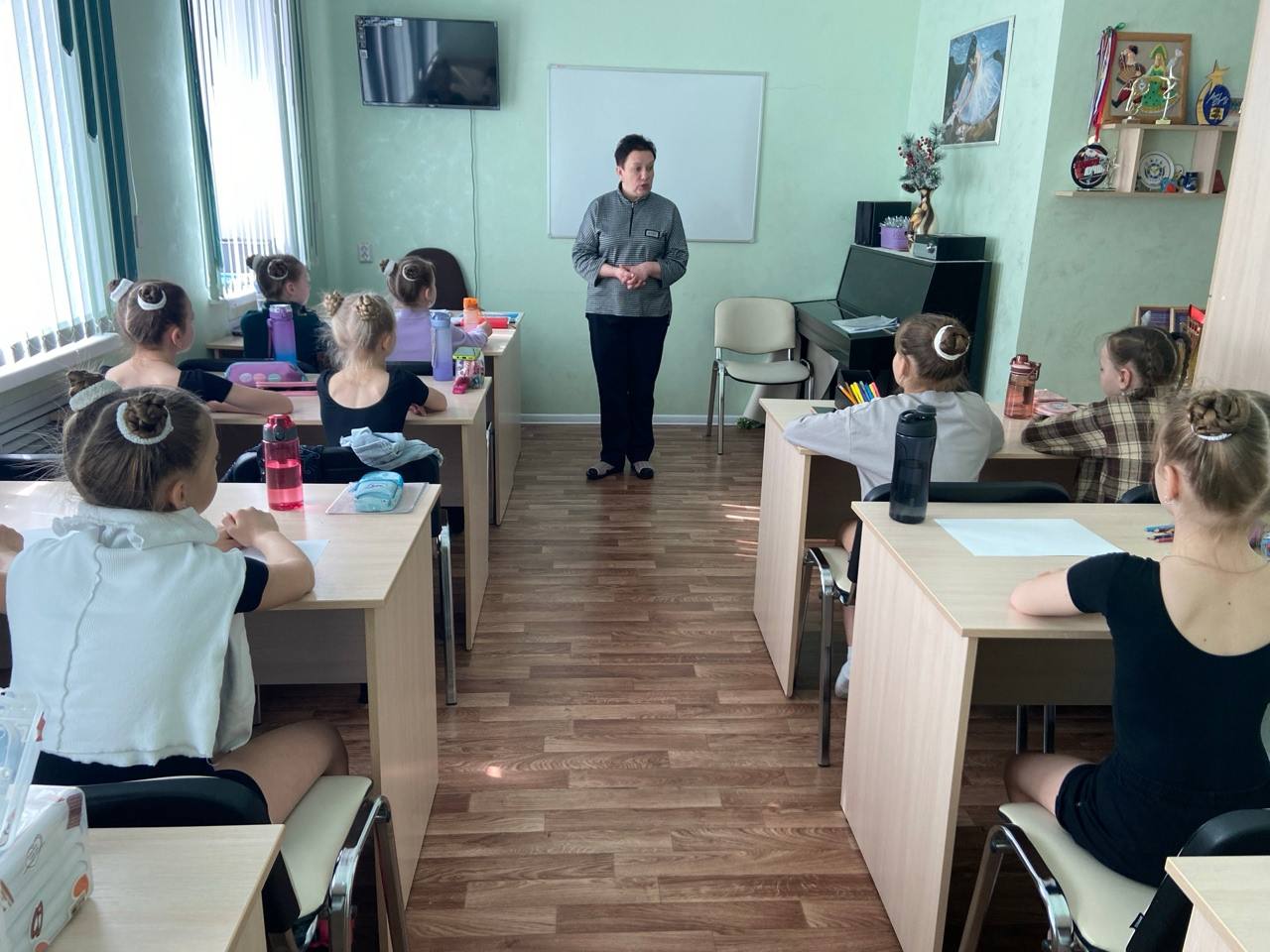 30 марта 2026 года в 3 «а» классе Детской хореографической школы города Брянска под руководством Ольги Игоревны Хачатуровой состоялся тематический классный час, посвященный Дню единения народов Беларуси и России 30 марта 2026 года в 3 «а» классе Детской хореографической школы города Брянска под руководством Ольги Игоревны Хачатуровой состоялся тематический классный час, посвященный Дню единения народов Беларуси и России