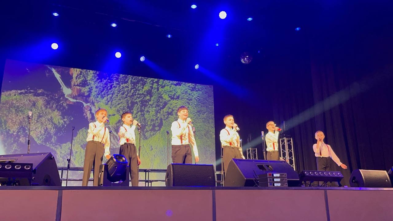 В рамках Года единства народов России и Всероссийской просветительной акции «Россия - семья семей» на сцене концертного зала городского Дворца культуры им. Д. Н. Медведева состоялся концерт учащихся Городской детской хоровой... В рамках Года единства народов России и Всероссийской просветительной акции «Россия - семья семей» на сцене концертного зала городского Дворца культуры им. Д. Н. Медведева состоялся концерт учащихся Городской детской хоровой...