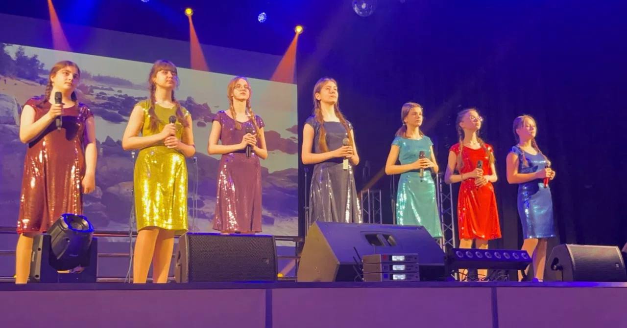 В рамках Года единства народов России и Всероссийской просветительной акции «Россия - семья семей» на сцене концертного зала городского Дворца культуры им. Д. Н. Медведева состоялся концерт учащихся Городской детской хоровой... В рамках Года единства народов России и Всероссийской просветительной акции «Россия - семья семей» на сцене концертного зала городского Дворца культуры им. Д. Н. Медведева состоялся концерт учащихся Городской детской хоровой...