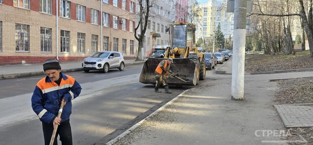 В Брянске продолжается весенняя уборка города В Брянске продолжается весенняя уборка города