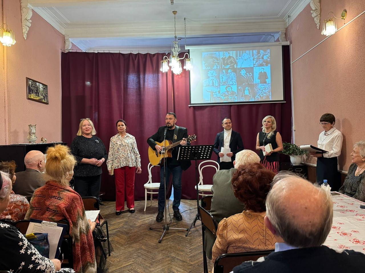 В ГДК Советского района прошел поэтический вечер «Волшебных слов чудесный мир», посвященный творчеству поэтов-шестидесятников
