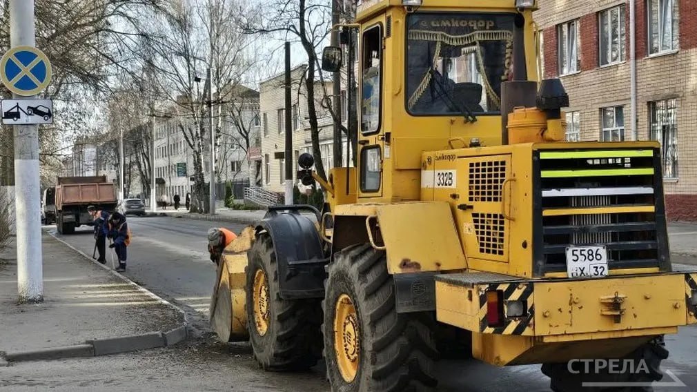 В Брянске продолжается весенняя уборка города В Брянске продолжается весенняя уборка города