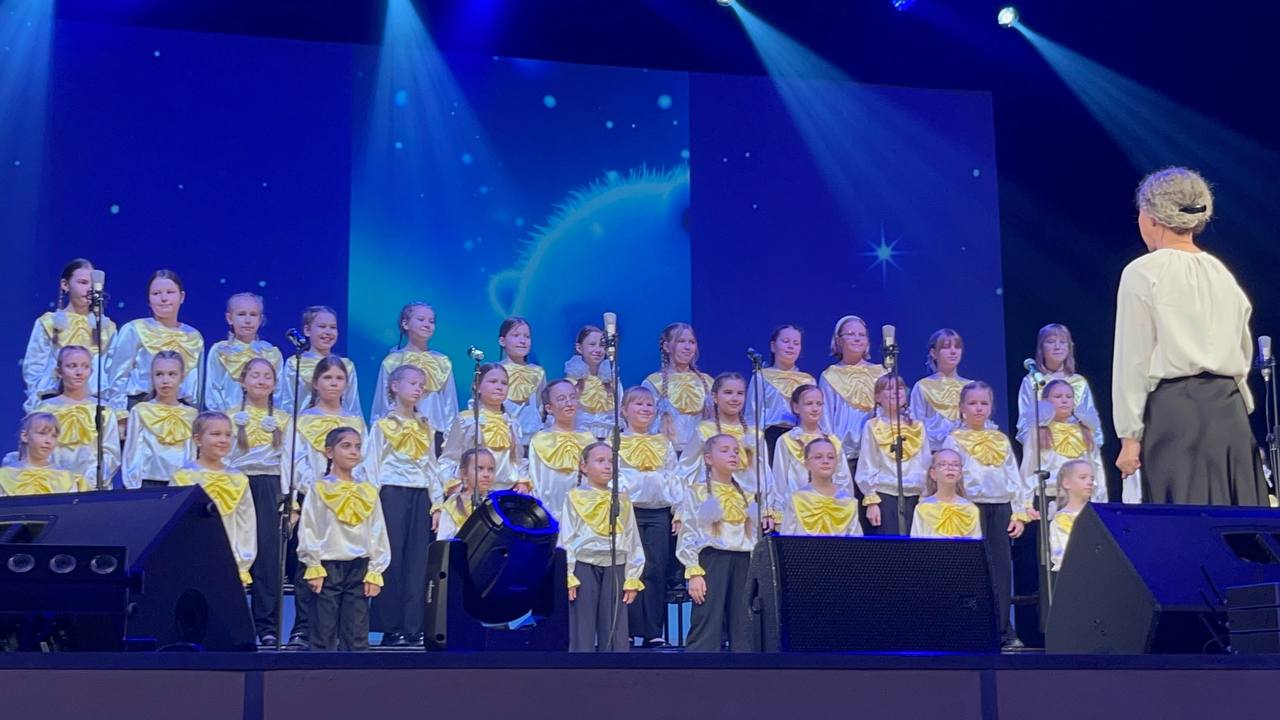 В рамках Года единства народов России и Всероссийской просветительной акции «Россия - семья семей» на сцене концертного зала городского Дворца культуры им. Д. Н. Медведева состоялся концерт учащихся Городской детской хоровой... В рамках Года единства народов России и Всероссийской просветительной акции «Россия - семья семей» на сцене концертного зала городского Дворца культуры им. Д. Н. Медведева состоялся концерт учащихся Городской детской хоровой...