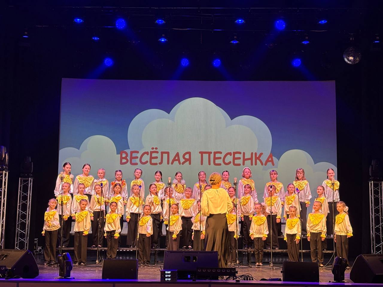 В рамках Года единства народов России и Всероссийской просветительной акции «Россия - семья семей» на сцене концертного зала городского Дворца культуры им. Д. Н. Медведева состоялся концерт учащихся Городской детской хоровой... В рамках Года единства народов России и Всероссийской просветительной акции «Россия - семья семей» на сцене концертного зала городского Дворца культуры им. Д. Н. Медведева состоялся концерт учащихся Городской детской хоровой...