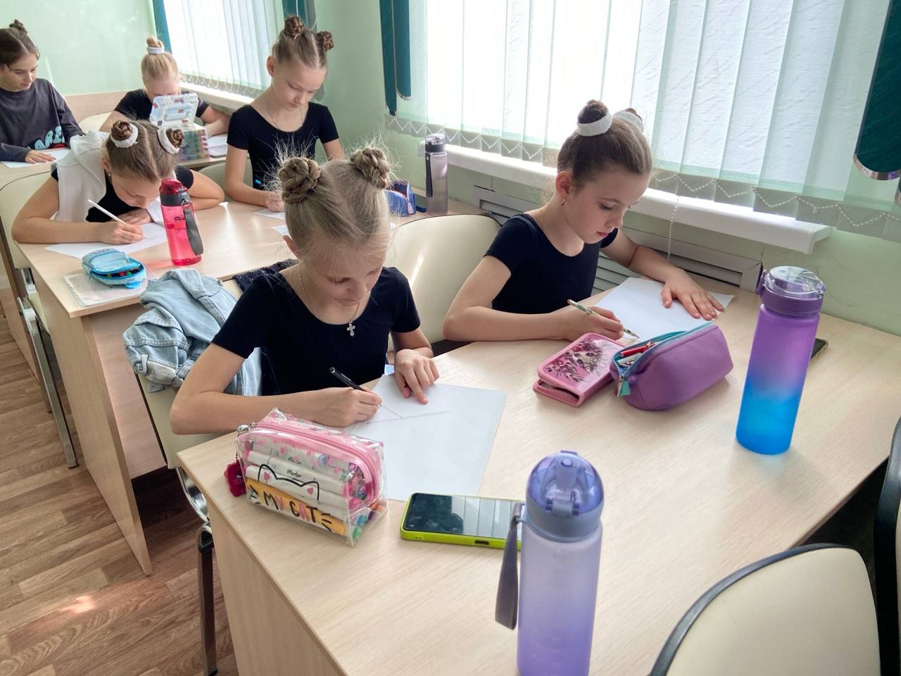 30 марта 2026 года в 3 «а» классе Детской хореографической школы города Брянска под руководством Ольги Игоревны Хачатуровой состоялся тематический классный час, посвященный Дню единения народов Беларуси и России 30 марта 2026 года в 3 «а» классе Детской хореографической школы города Брянска под руководством Ольги Игоревны Хачатуровой состоялся тематический классный час, посвященный Дню единения народов Беларуси и России