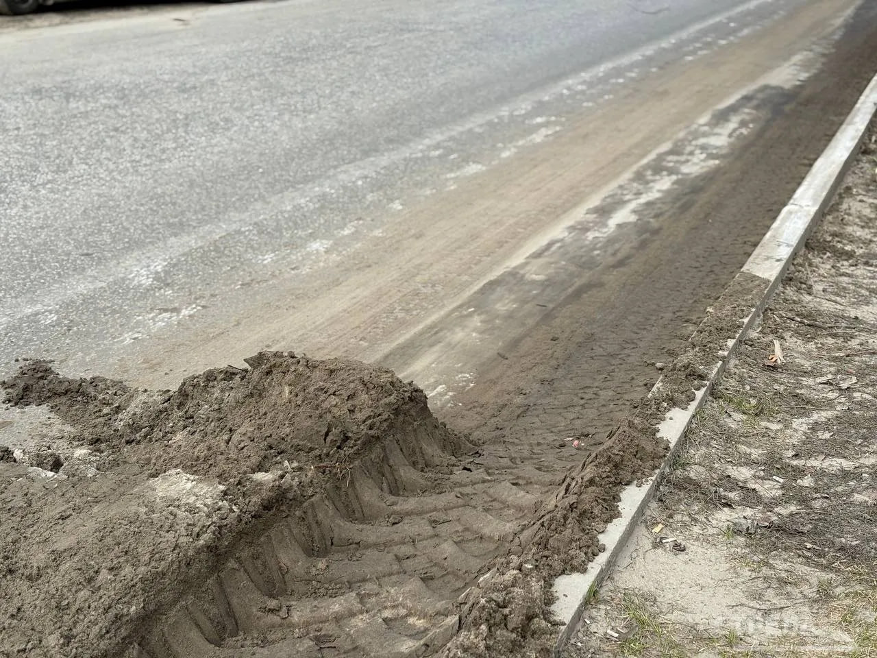 В Брянске продолжается уборка дорог В Брянске продолжается уборка дорог