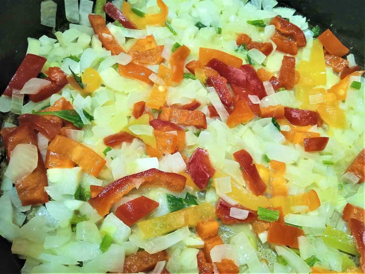 Скоро и вкусно: рис с рыбой и овощами в одной кастрюле