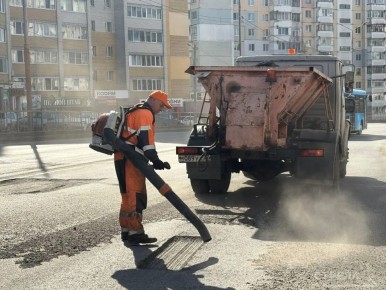 Сегодня, 31 марта, в Брянске дорожные службы продолжают осуществлять ремонт асфальтового покрытия