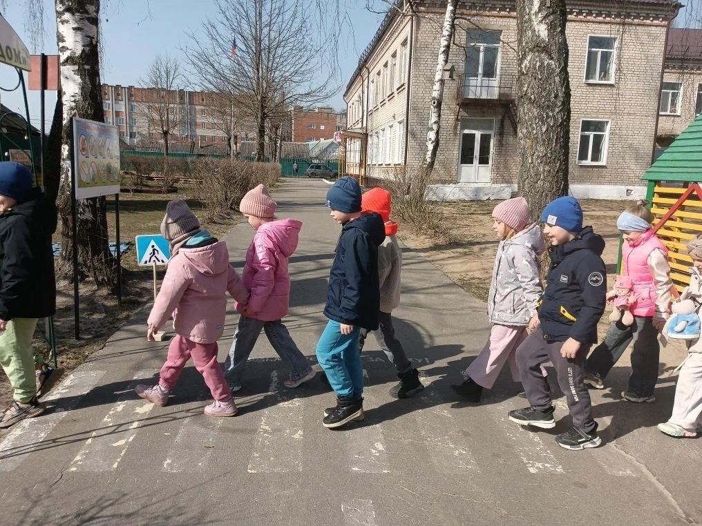 Спортивное развлечение по ПДД «Весёлый Светофорчик» Спортивное развлечение по ПДД «Весёлый Светофорчик»