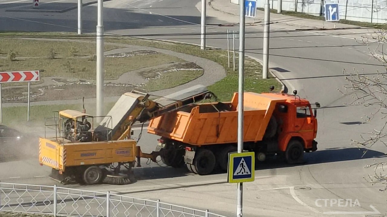 В Брянске продолжается уборка дорог В Брянске продолжается уборка дорог