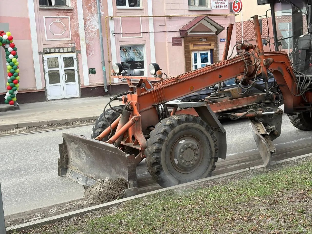 В Брянске продолжается уборка дорог