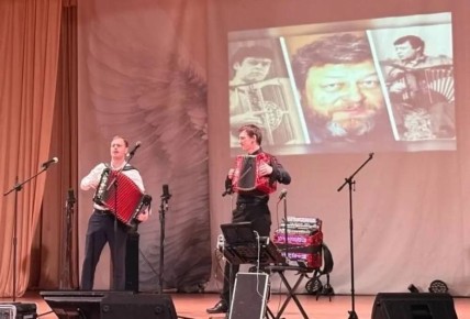 28 марта в Доме культуры п. Радица Крыловка г. Брянска в память об известном музыканте и гармонисте Геннадии Заволокине состоялась концертная программа «Играй, гармонь»