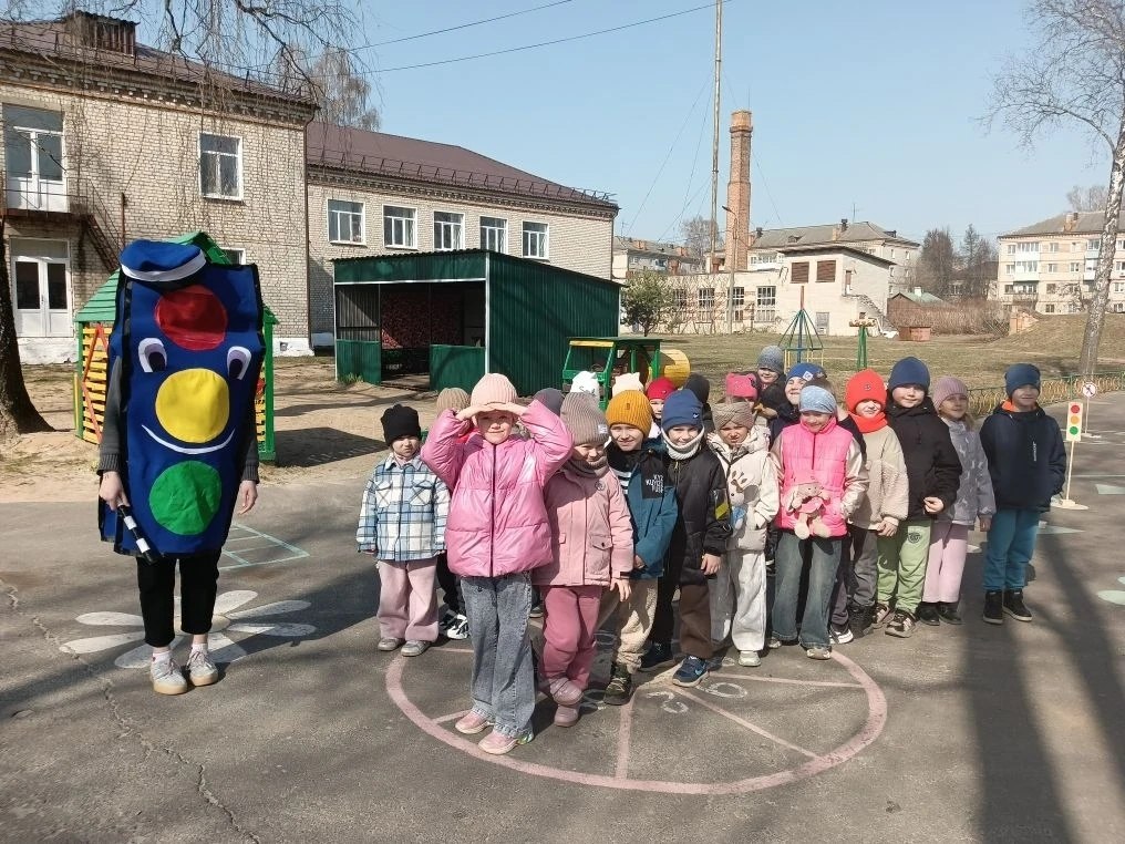 Спортивное развлечение по ПДД «Весёлый Светофорчик»