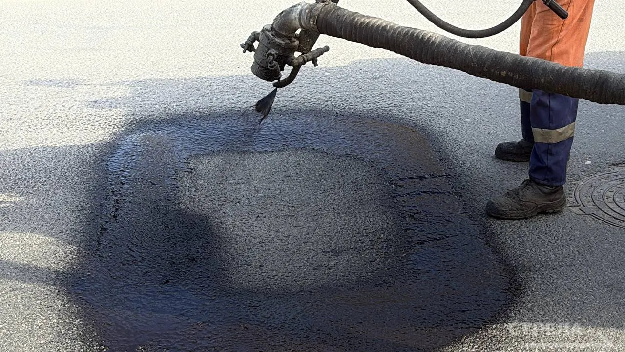 Устойчивая теплая и сухая погода, которая пришла в Брянск, позволила дорожникам нарастить темпы ремонта поврежденного за зиму асфальта Устойчивая теплая и сухая погода, которая пришла в Брянск, позволила дорожникам нарастить темпы ремонта поврежденного за зиму асфальта