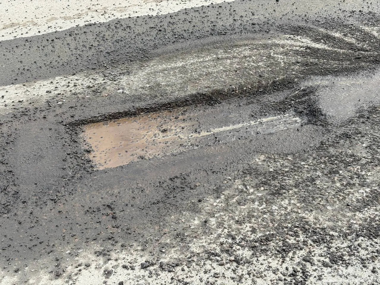 Устойчивая теплая и сухая погода, которая пришла в Брянск, позволила дорожникам нарастить темпы ремонта поврежденного за зиму асфальта Устойчивая теплая и сухая погода, которая пришла в Брянск, позволила дорожникам нарастить темпы ремонта поврежденного за зиму асфальта