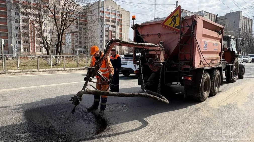 Устойчивая теплая и сухая погода, которая пришла в Брянск, позволила дорожникам нарастить темпы ремонта поврежденного за зиму асфальта Устойчивая теплая и сухая погода, которая пришла в Брянск, позволила дорожникам нарастить темпы ремонта поврежденного за зиму асфальта