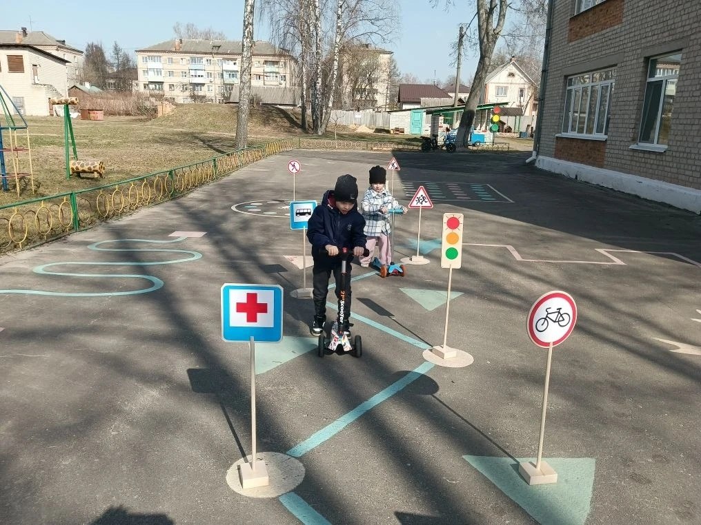 Спортивное развлечение по ПДД «Весёлый Светофорчик» Спортивное развлечение по ПДД «Весёлый Светофорчик»