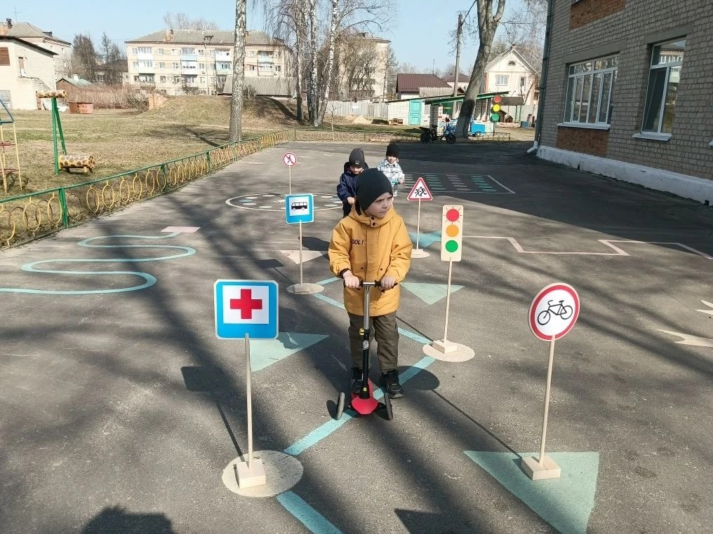 Спортивное развлечение по ПДД «Весёлый Светофорчик» Спортивное развлечение по ПДД «Весёлый Светофорчик»