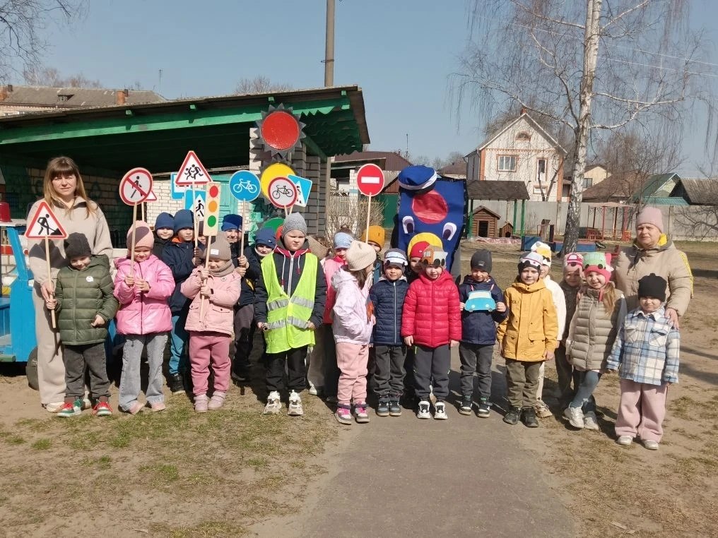 Спортивное развлечение по ПДД «Весёлый Светофорчик» Спортивное развлечение по ПДД «Весёлый Светофорчик»