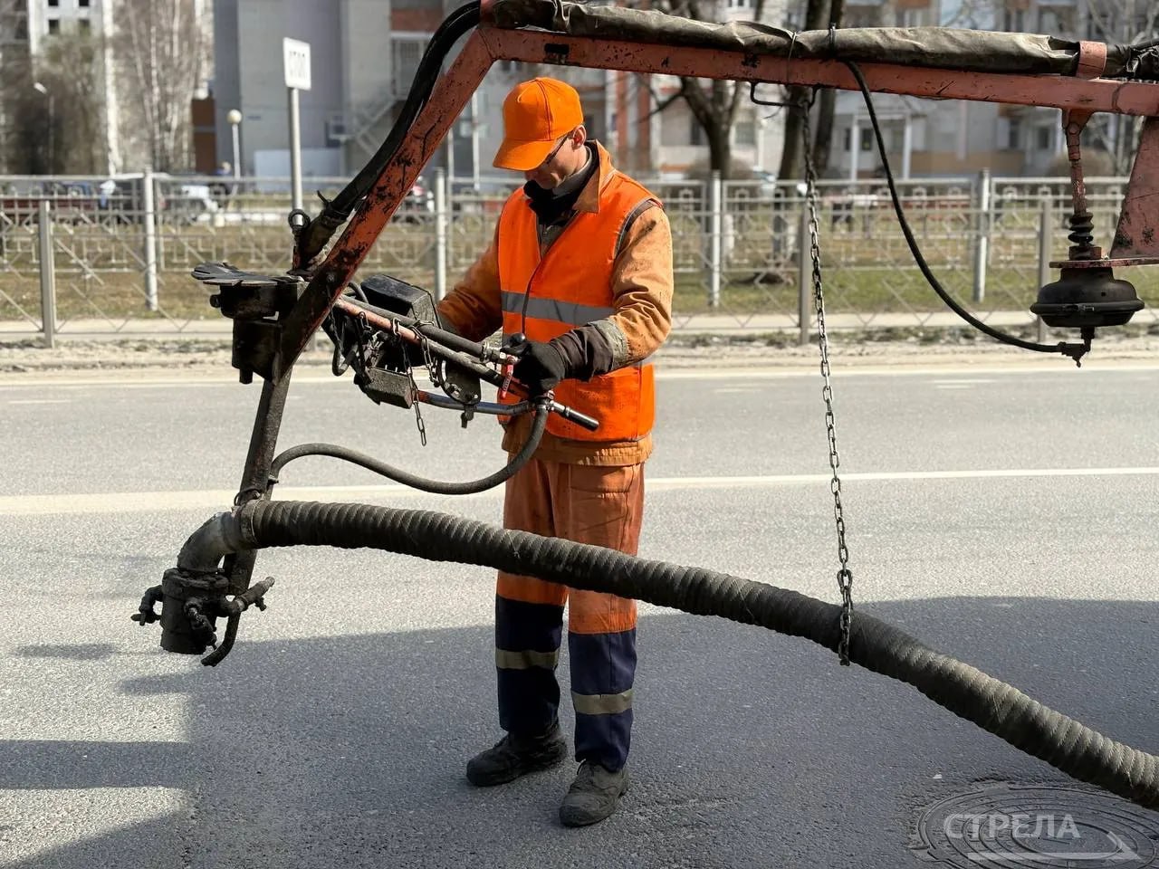 Устойчивая теплая и сухая погода, которая пришла в Брянск, позволила дорожникам нарастить темпы ремонта поврежденного за зиму асфальта