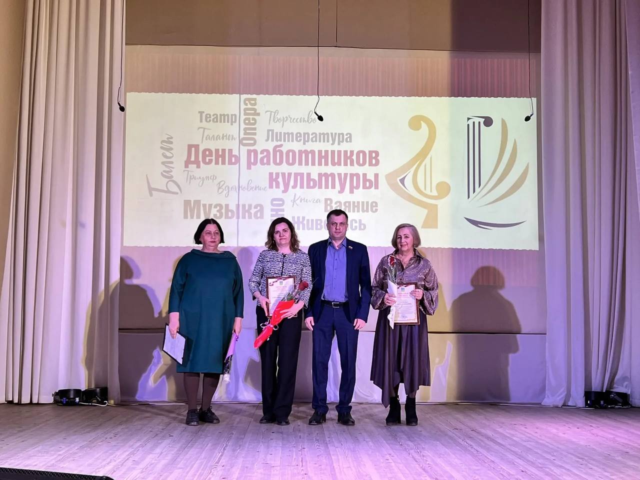 В Брянском районе подвели итоги года и отметили День работника культуры В Брянском районе подвели итоги года и отметили День работника культуры