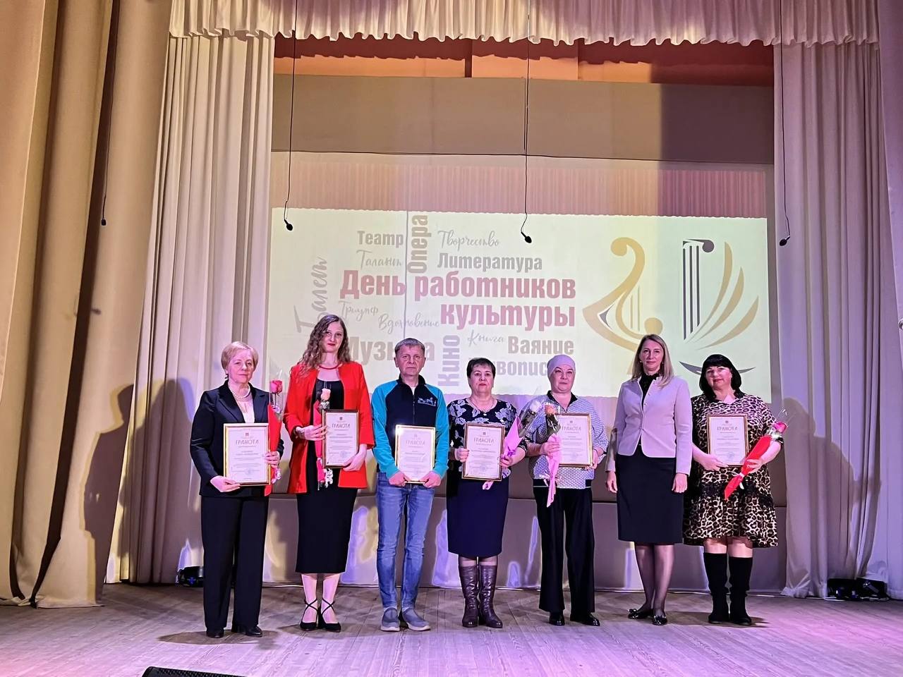 В Брянском районе подвели итоги года и отметили День работника культуры В Брянском районе подвели итоги года и отметили День работника культуры