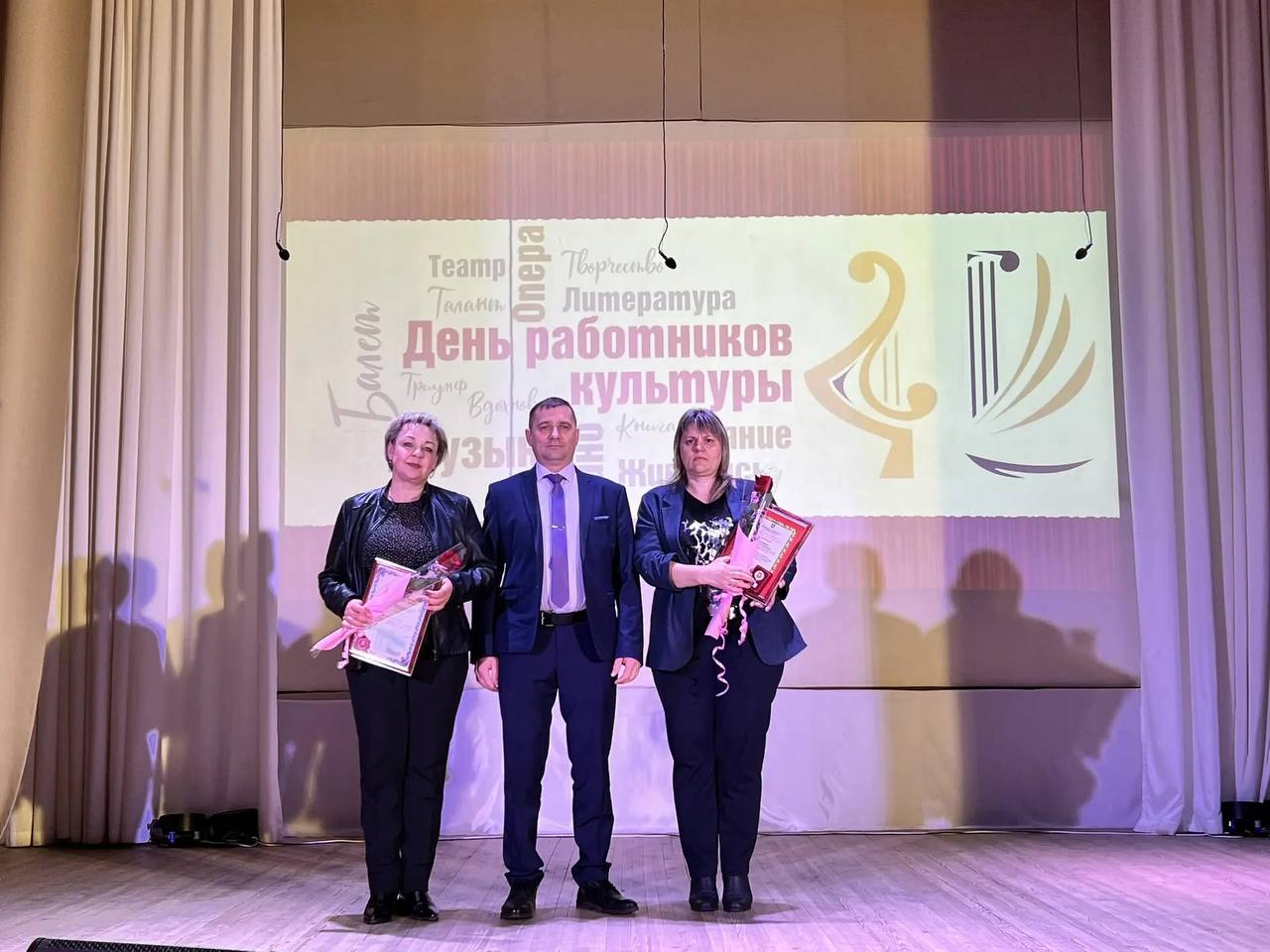 В Брянском районе подвели итоги года и отметили День работника культуры В Брянском районе подвели итоги года и отметили День работника культуры