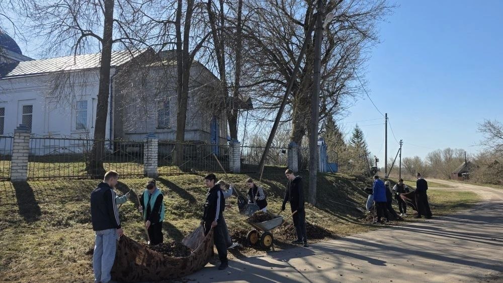 В Красносельском сельском поселении навели порядок возле Церкви Покрова Пресвятой Богородицы, на сельском кладбище, возле памятников, погибшим в годы ВОВ В Красносельском сельском поселении навели порядок возле Церкви Покрова Пресвятой Богородицы, на сельском кладбище, возле памятников, погибшим в годы ВОВ