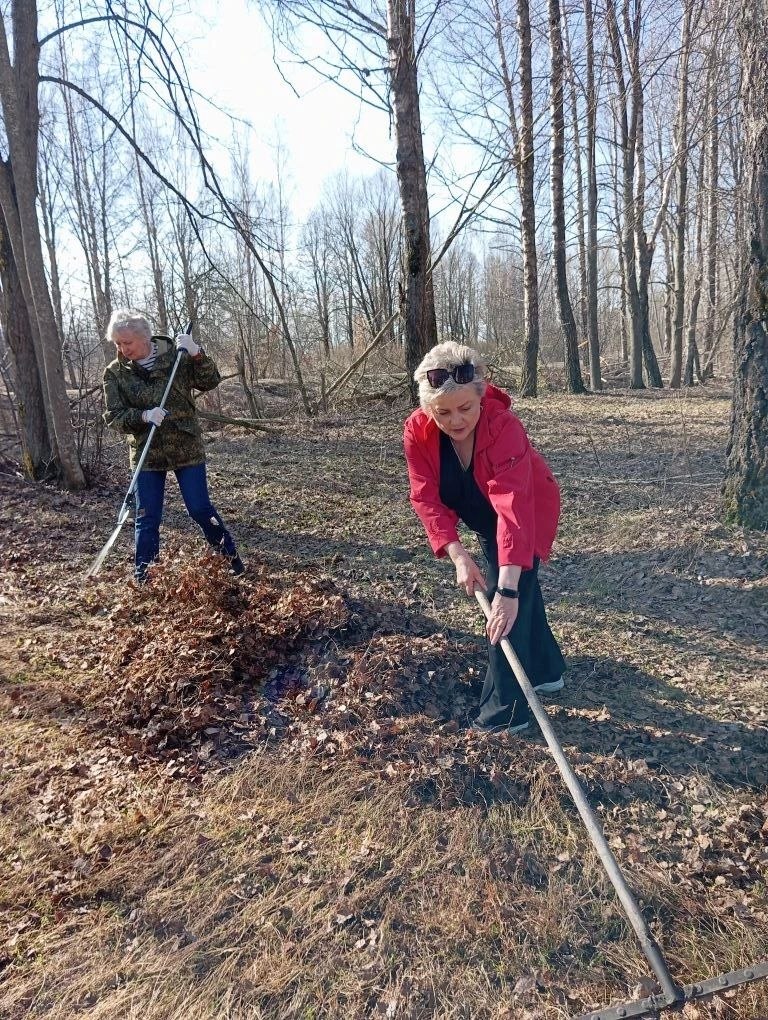 В Красносельском сельском поселении навели порядок возле Церкви Покрова Пресвятой Богородицы, на сельском кладбище, возле памятников, погибшим в годы ВОВ