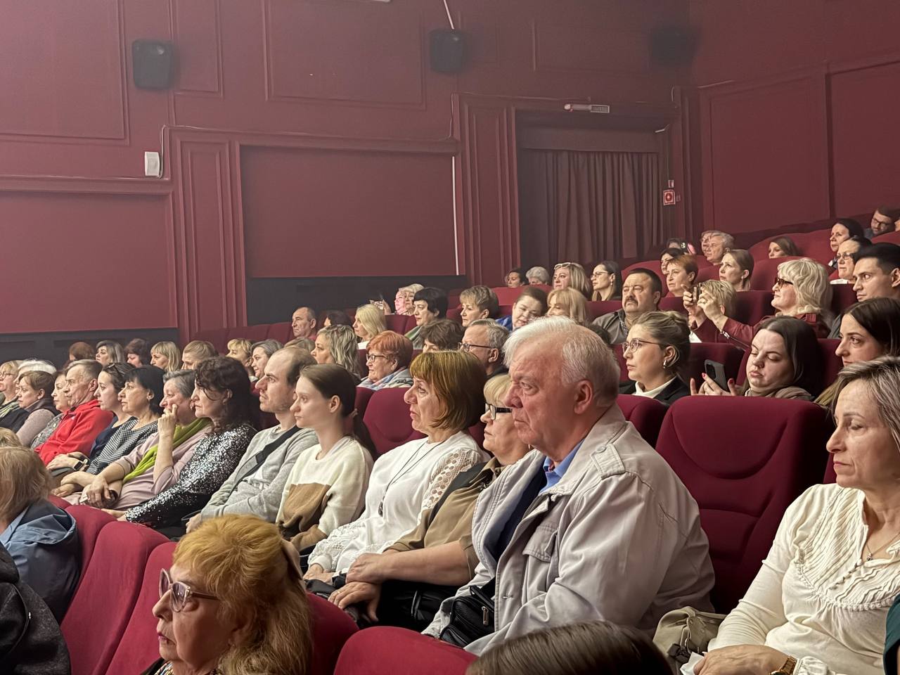 В Городском Дворце культуры и искусства состоялся разножанровый концерт Народной вокальной студии эстрадной песни "Созвучие" В Городском Дворце культуры и искусства состоялся разножанровый концерт Народной вокальной студии эстрадной песни "Созвучие"