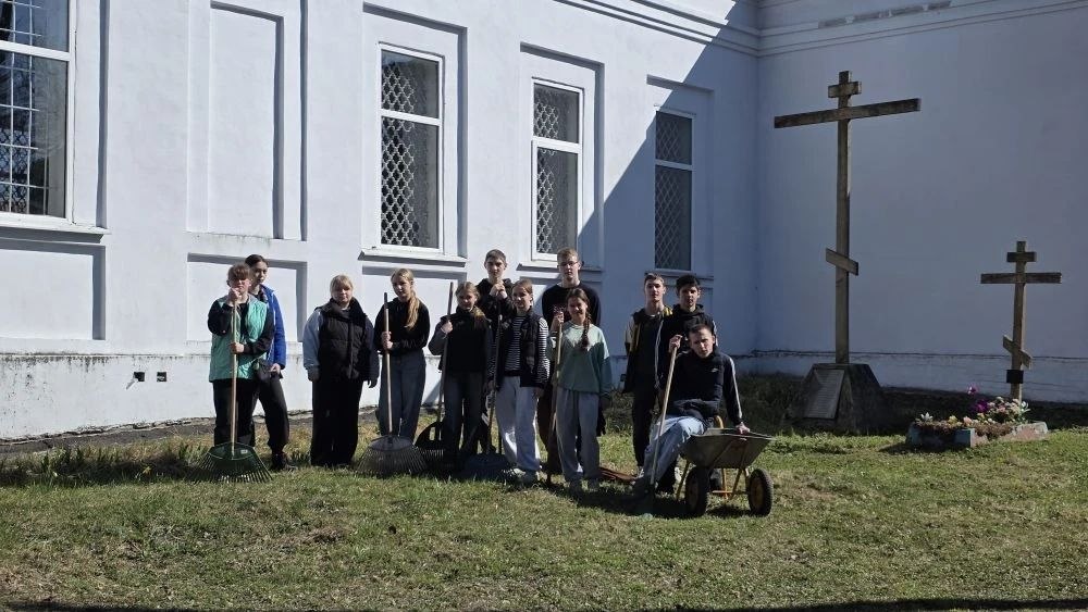 В Красносельском сельском поселении навели порядок возле Церкви Покрова Пресвятой Богородицы, на сельском кладбище, возле памятников, погибшим в годы ВОВ В Красносельском сельском поселении навели порядок возле Церкви Покрова Пресвятой Богородицы, на сельском кладбище, возле памятников, погибшим в годы ВОВ