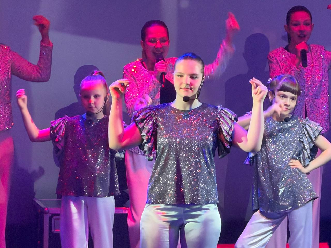 В Городском Дворце культуры и искусства состоялся разножанровый концерт Народной вокальной студии эстрадной песни "Созвучие" В Городском Дворце культуры и искусства состоялся разножанровый концерт Народной вокальной студии эстрадной песни "Созвучие"