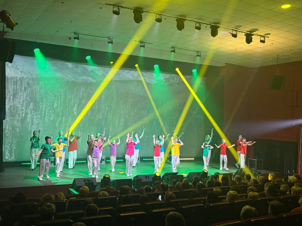 В Городском Дворце культуры и искусства состоялся разножанровый концерт Народной вокальной студии эстрадной песни "Созвучие" В Городском Дворце культуры и искусства состоялся разножанровый концерт Народной вокальной студии эстрадной песни "Созвучие"