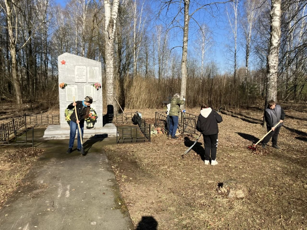 В Красносельском сельском поселении навели порядок возле Церкви Покрова Пресвятой Богородицы, на сельском кладбище, возле памятников, погибшим в годы ВОВ В Красносельском сельском поселении навели порядок возле Церкви Покрова Пресвятой Богородицы, на сельском кладбище, возле памятников, погибшим в годы ВОВ