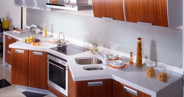 Эстетика кухни: секреты крепления плинтуса к столешнице