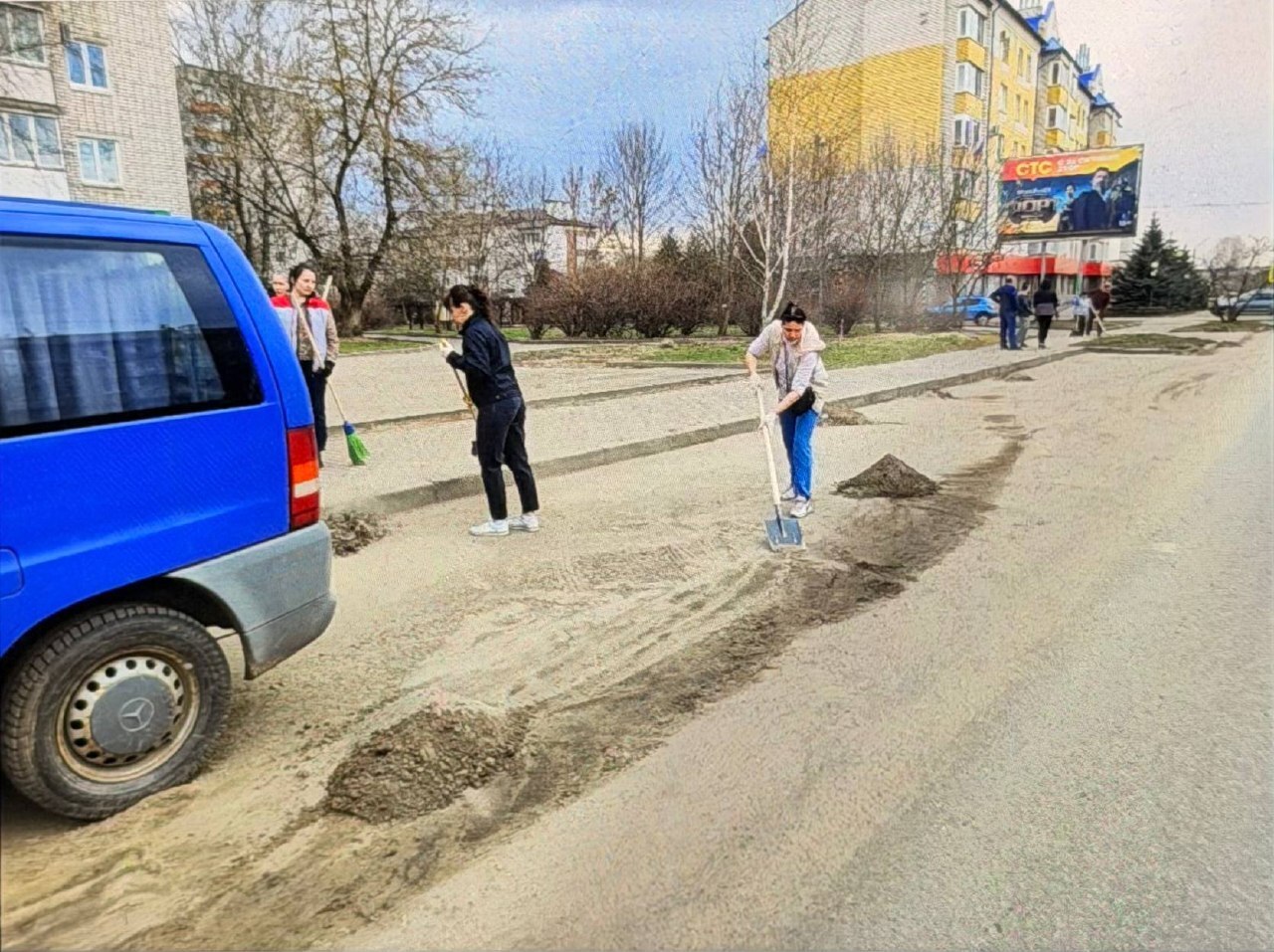 2 апреля состоялся субботник, в ходе которого была проведена уборка улицы Мира 2 апреля состоялся субботник, в ходе которого была проведена уборка улицы Мира