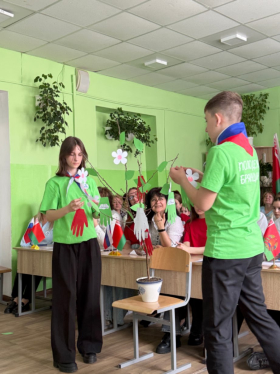 Ежегодно, 2 апреля Беларусь и Россия отмечают День единения народов - дату, символизирующую многолетнее сотрудничество, культурную близость и общие исторические корни Ежегодно, 2 апреля Беларусь и Россия отмечают День единения народов - дату, символизирующую многолетнее сотрудничество, культурную близость и общие исторические корни