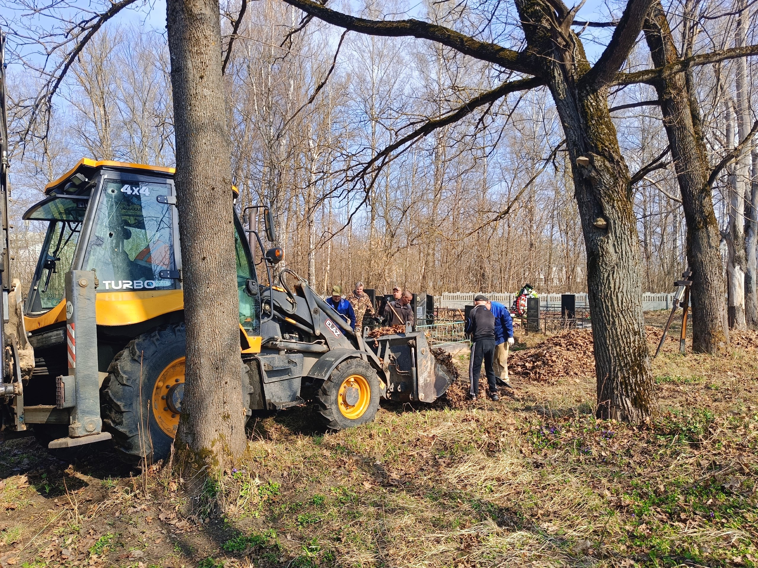 Сотрудники МУП ВКХ г. Клинцы выполнили комплекс работ по благоустройству территории кладбища, расположенного по адресу: ул. 2я Парковая